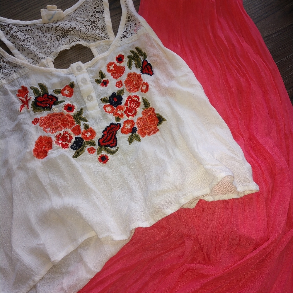 🌼🏵️🌺Embroidered tank🌺🏵️🌼